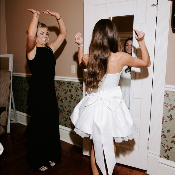 Elegant White Strapless Dress - Picture 2 of 3